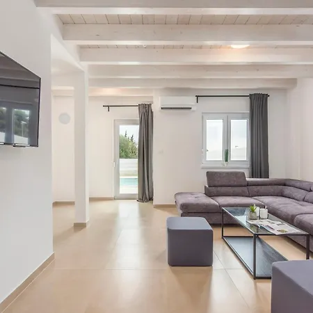 Oliva Villa *